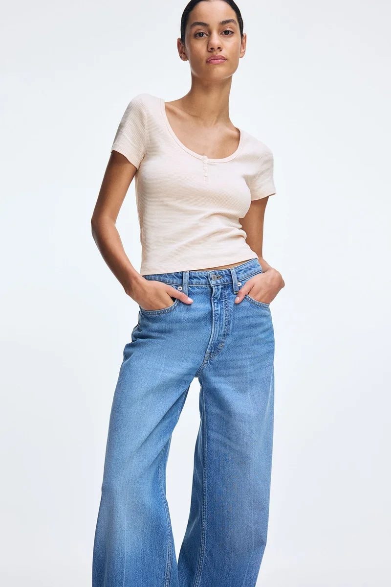 اتش اند ام تي-شيرت بقبة واسعة وأزرار في الأعلى